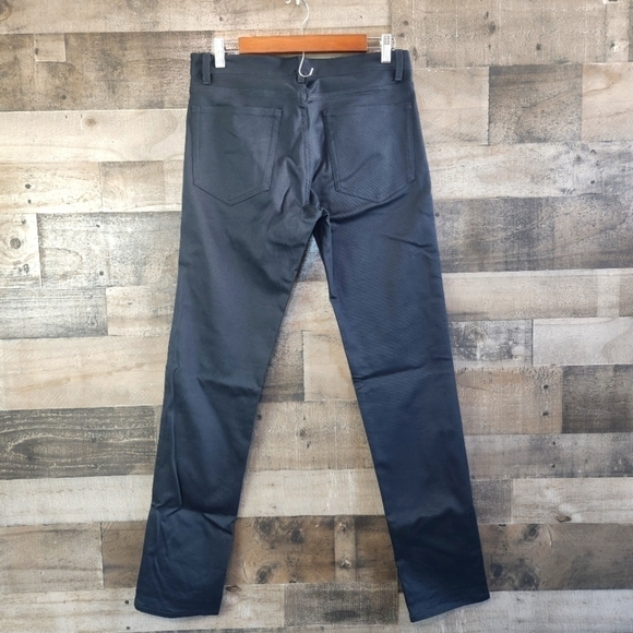 New Theory Slim-Fit Five-Pocket Pant in Stretch Cotton Twill - Picture 7 of 10